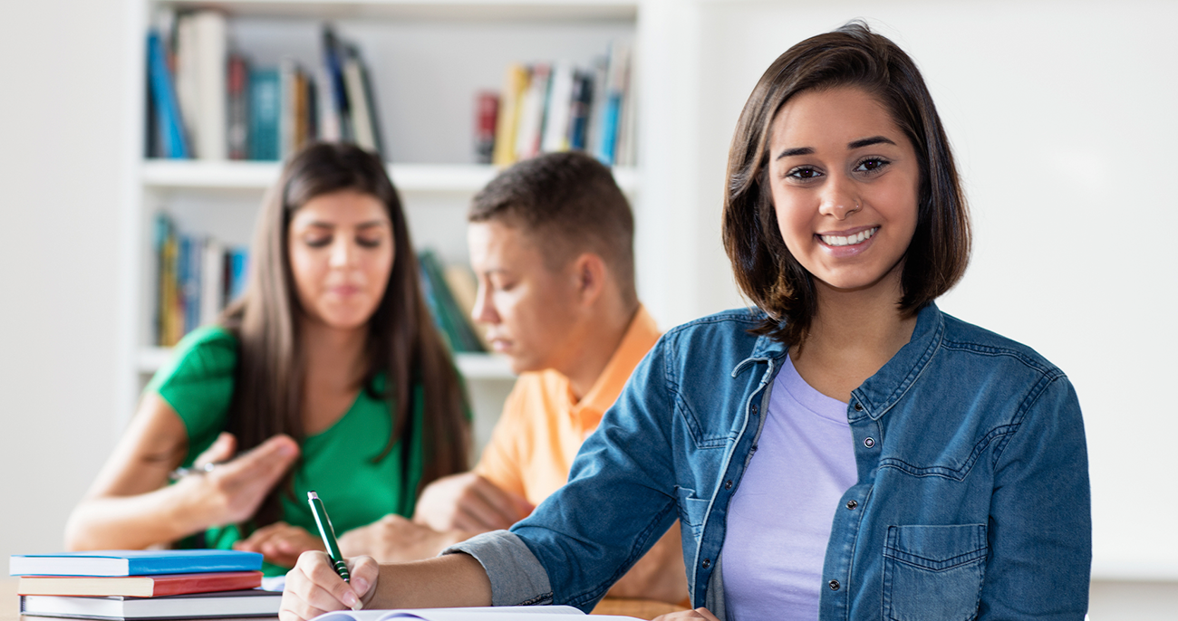 Jóvenes estudiando en su escuela