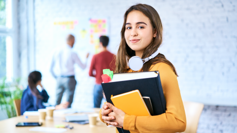 Joven mujer estudiante de universidad