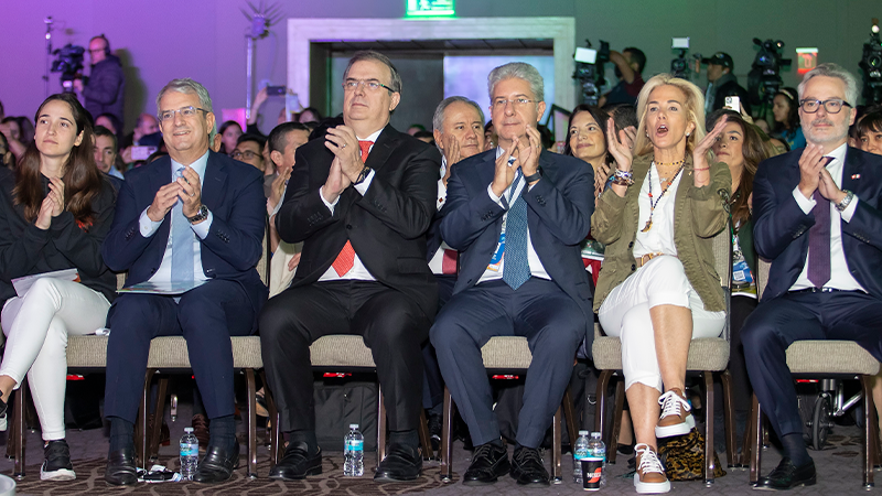 Lideres de gobierno y empresas en el VII Encuentro de Jóvenes