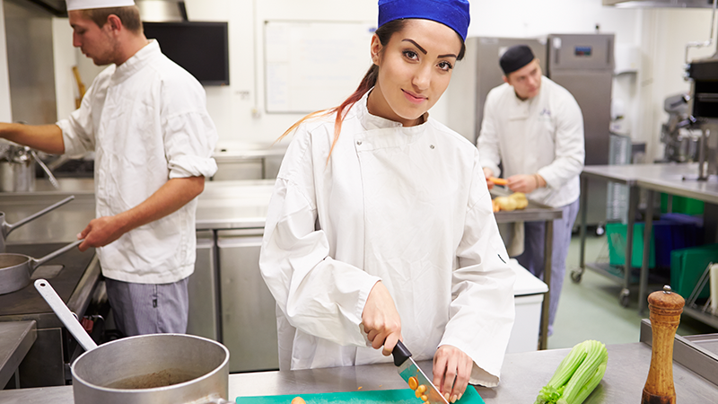 joven chef preparando un platillo