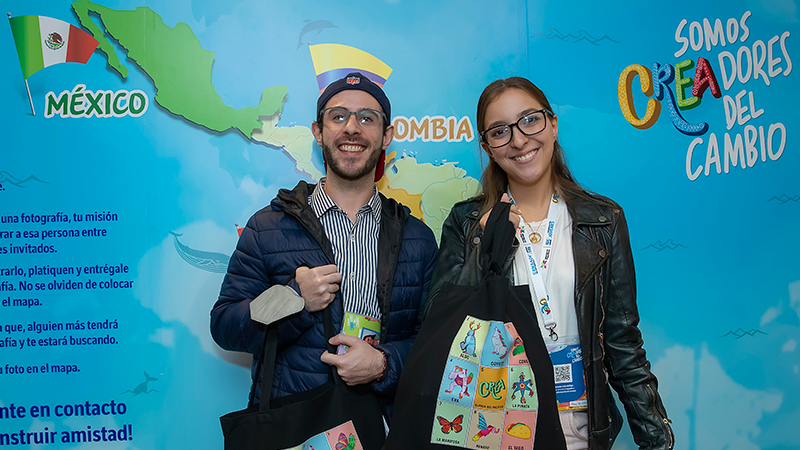 Jóvenes con kit de bienvenida del VII Encuentro de Jóvenes